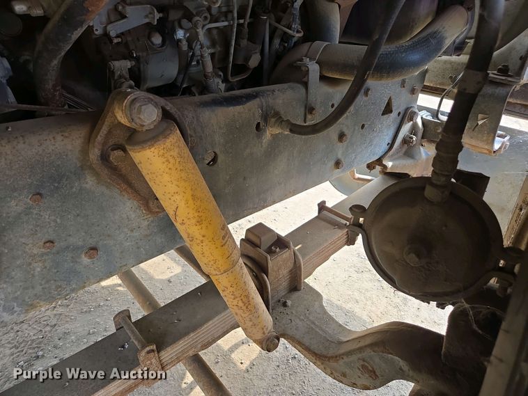 image for item EC0943 1989 Ford L7000 fuel / lube truck