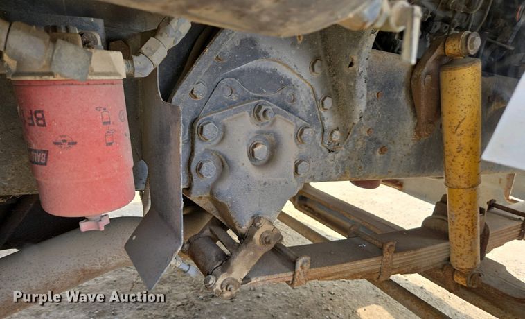 image for item EC0943 1989 Ford L7000 fuel / lube truck