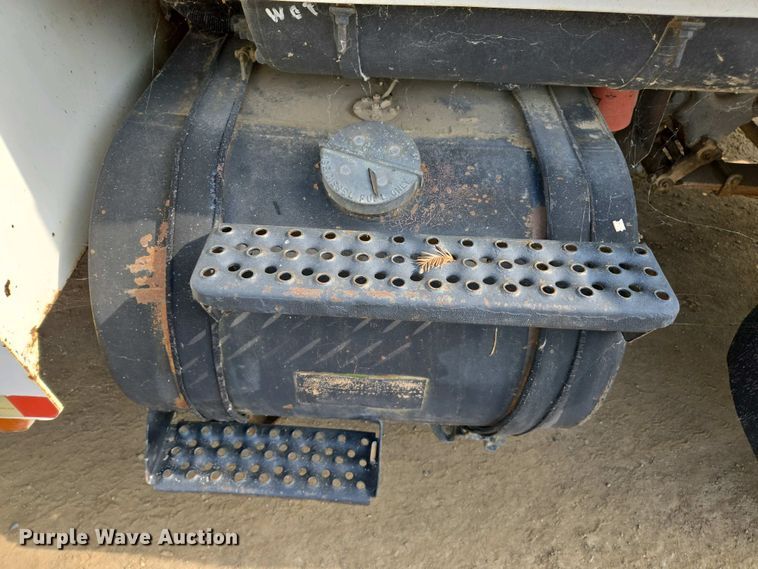 image for item EC0943 1989 Ford L7000 fuel / lube truck