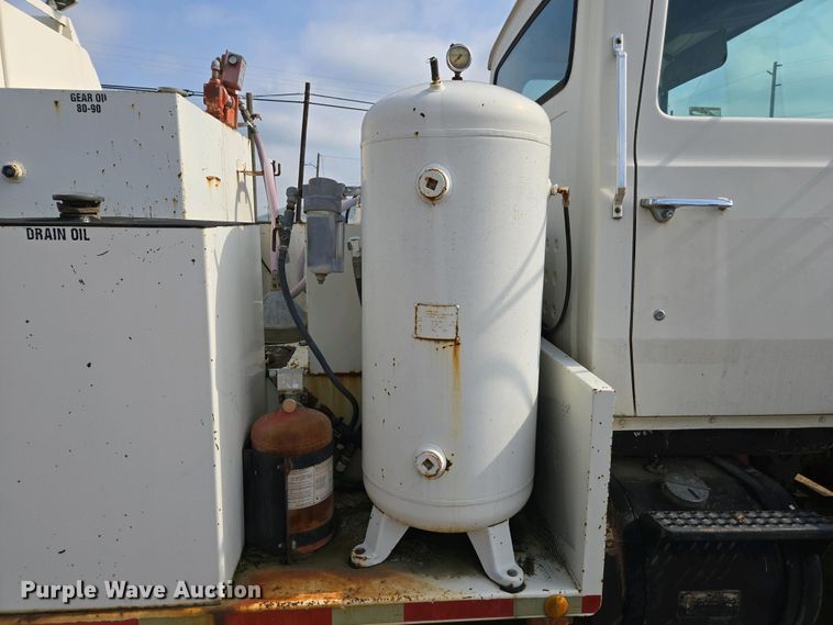 image for item EC0943 1989 Ford L7000 fuel / lube truck