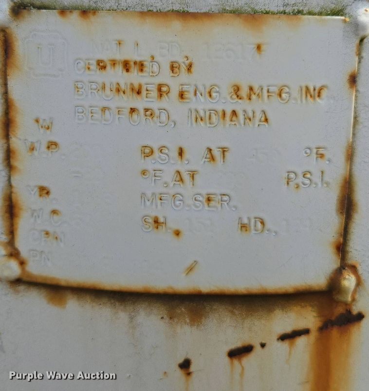 image for item EC0943 1989 Ford L7000 fuel / lube truck