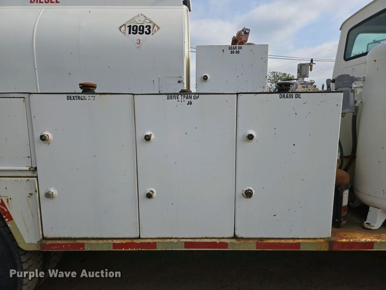 image for item EC0943 1989 Ford L7000 fuel / lube truck