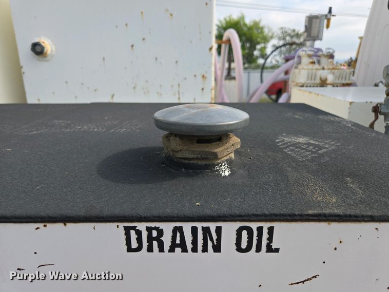 image for item EC0943 1989 Ford L7000 fuel / lube truck