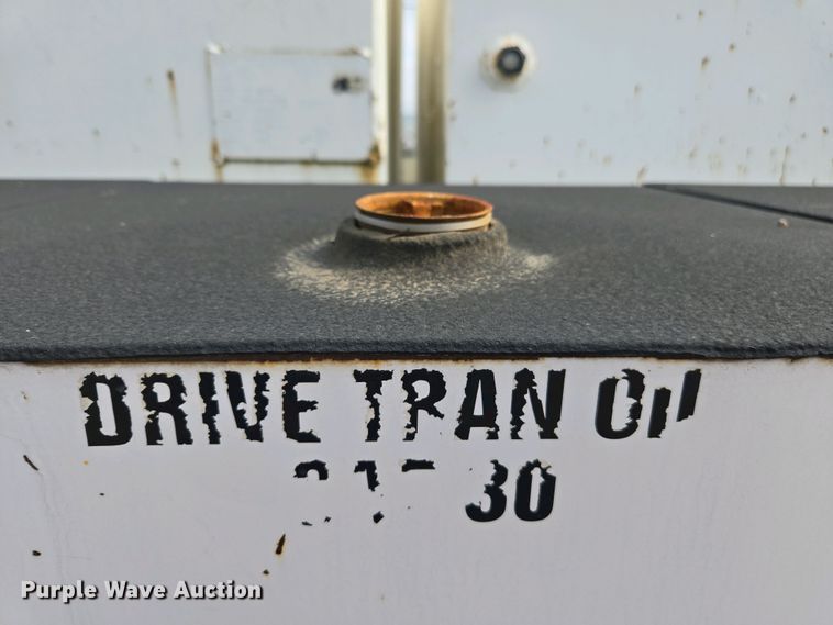 image for item EC0943 1989 Ford L7000 fuel / lube truck