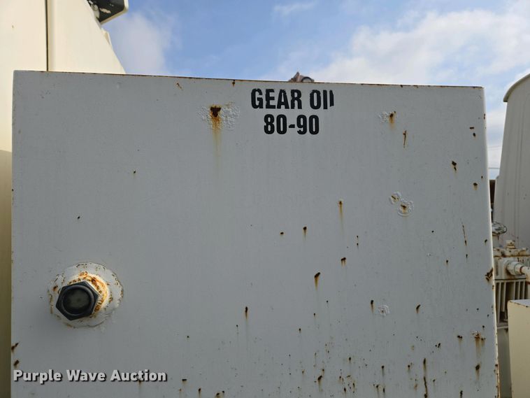 image for item EC0943 1989 Ford L7000 fuel / lube truck