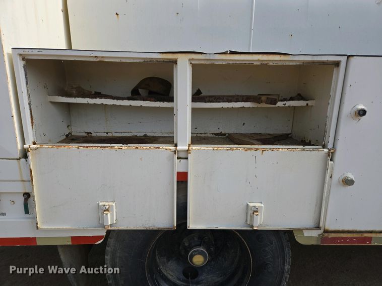 image for item EC0943 1989 Ford L7000 fuel / lube truck