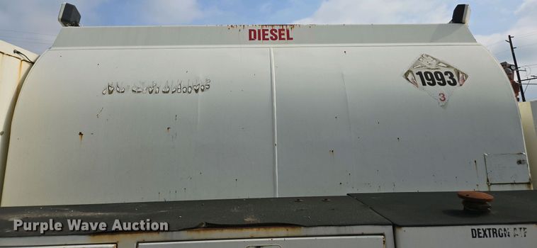 image for item EC0943 1989 Ford L7000 fuel / lube truck