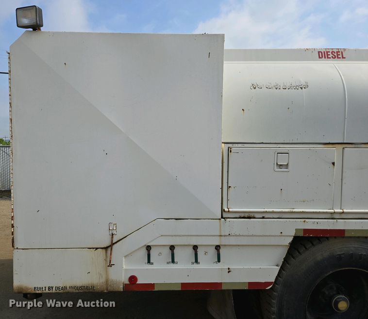 image for item EC0943 1989 Ford L7000 fuel / lube truck