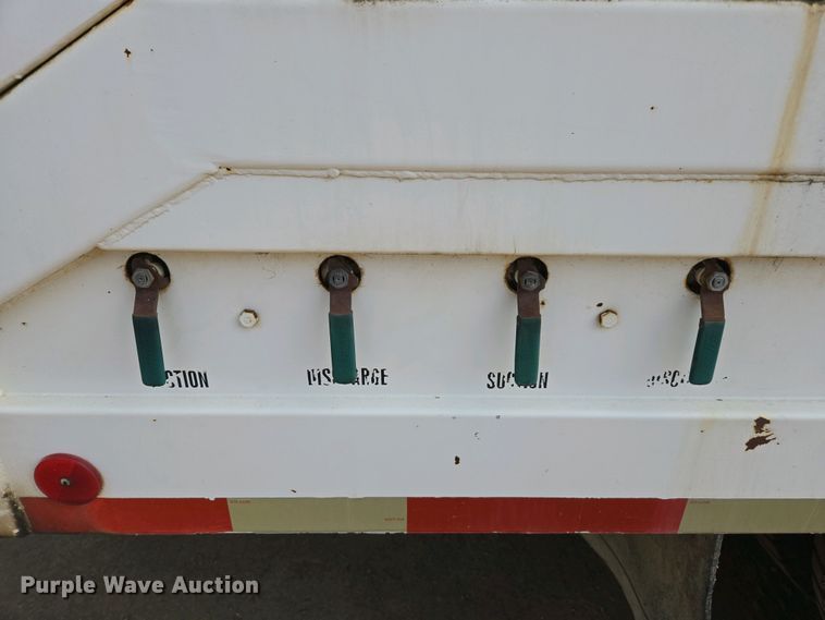 image for item EC0943 1989 Ford L7000 fuel / lube truck