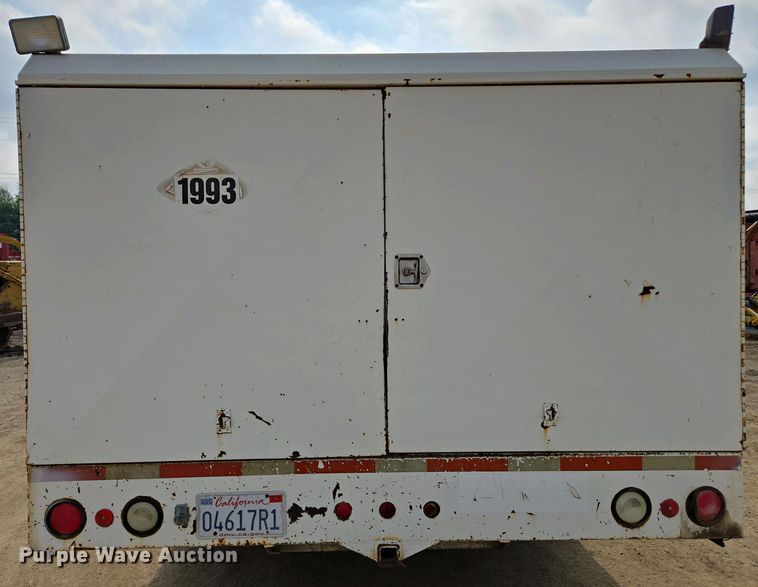 image for item EC0943 1989 Ford L7000 fuel / lube truck