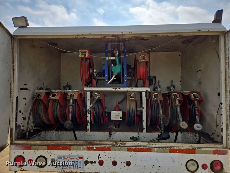 image for item EC0943 1989 Ford L7000 fuel / lube truck