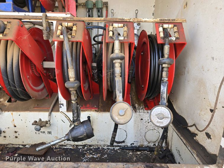 image for item EC0943 1989 Ford L7000 fuel / lube truck