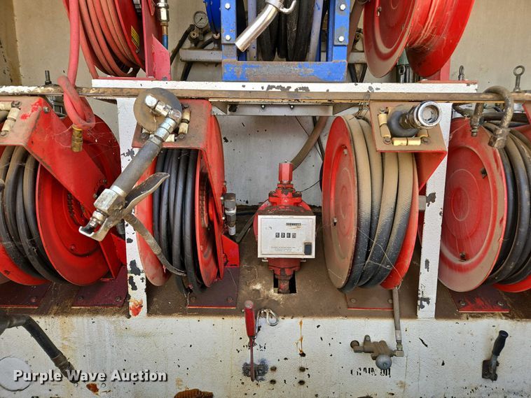 image for item EC0943 1989 Ford L7000 fuel / lube truck