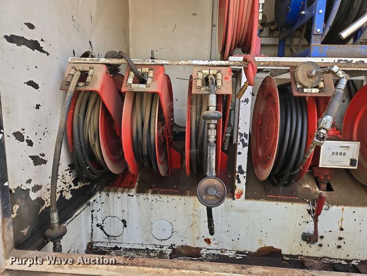 image for item EC0943 1989 Ford L7000 fuel / lube truck