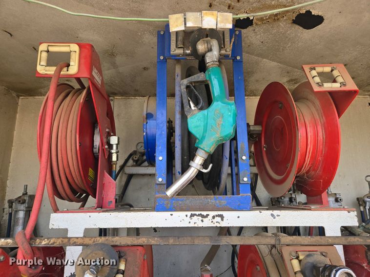 image for item EC0943 1989 Ford L7000 fuel / lube truck