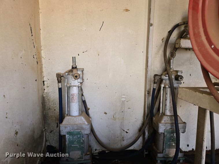 image for item EC0943 1989 Ford L7000 fuel / lube truck