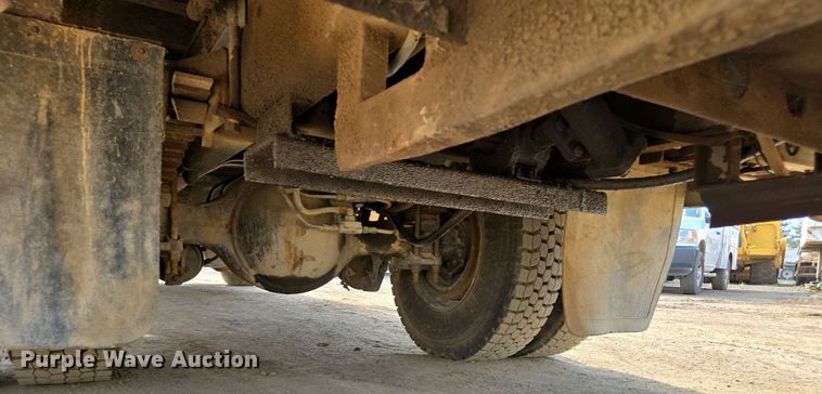 image for item EC0943 1989 Ford L7000 fuel / lube truck