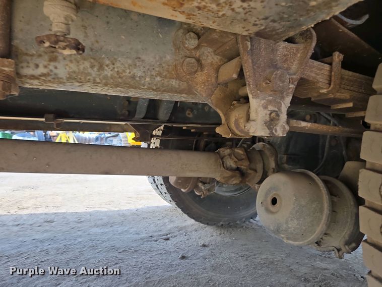 image for item EC0943 1989 Ford L7000 fuel / lube truck