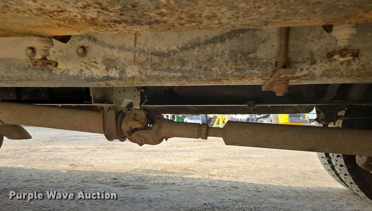 image for item EC0943 1989 Ford L7000 fuel / lube truck