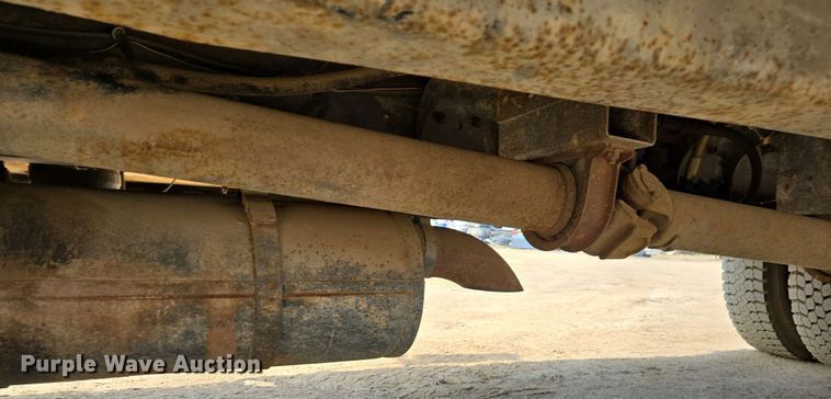 image for item EC0943 1989 Ford L7000 fuel / lube truck