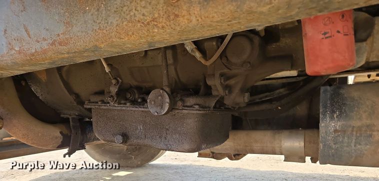 image for item EC0943 1989 Ford L7000 fuel / lube truck