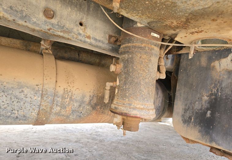 image for item EC0943 1989 Ford L7000 fuel / lube truck