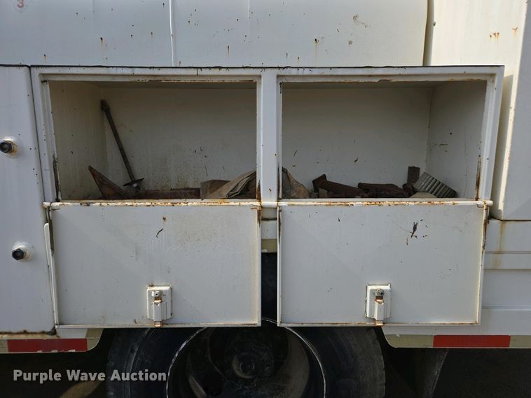 image for item EC0943 1989 Ford L7000 fuel / lube truck