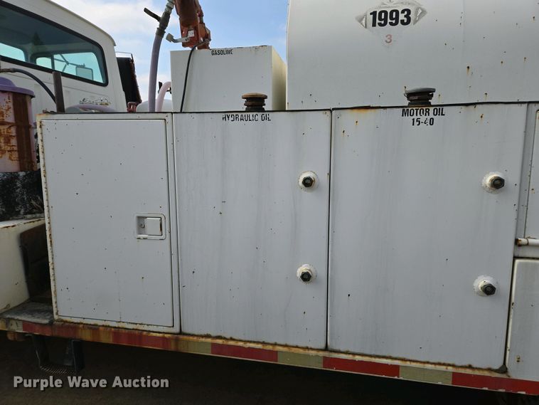 image for item EC0943 1989 Ford L7000 fuel / lube truck