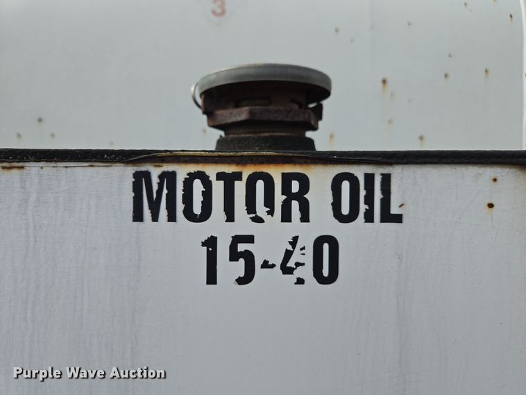 image for item EC0943 1989 Ford L7000 fuel / lube truck