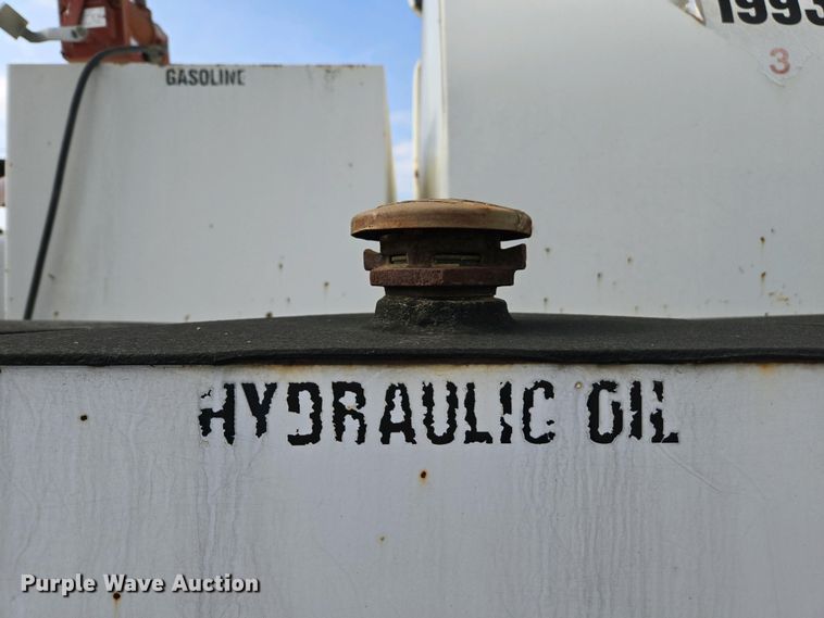 image for item EC0943 1989 Ford L7000 fuel / lube truck