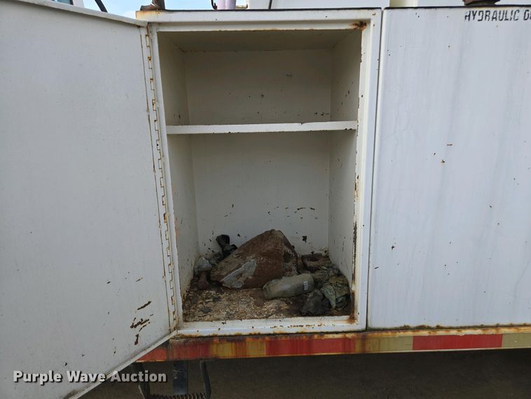 image for item EC0943 1989 Ford L7000 fuel / lube truck