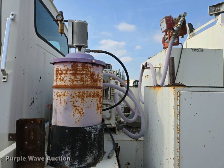 image for item EC0943 1989 Ford L7000 fuel / lube truck