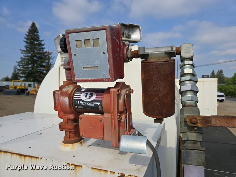 image for item EC0943 1989 Ford L7000 fuel / lube truck