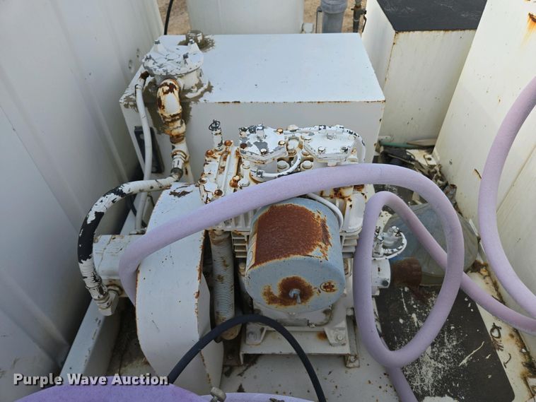 image for item EC0943 1989 Ford L7000 fuel / lube truck