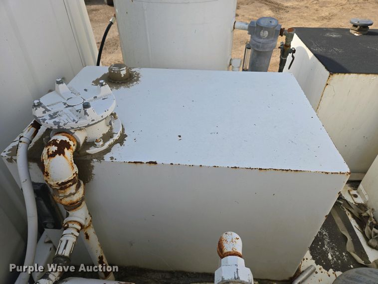 image for item EC0943 1989 Ford L7000 fuel / lube truck