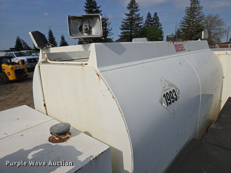 image for item EC0943 1989 Ford L7000 fuel / lube truck