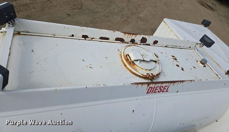 image for item EC0943 1989 Ford L7000 fuel / lube truck