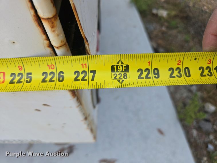 image for item EC0943 1989 Ford L7000 fuel / lube truck