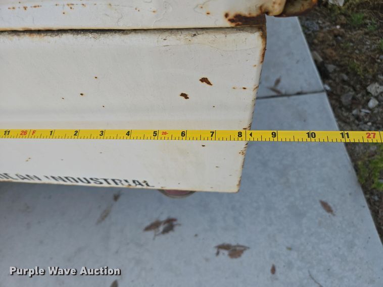 image for item EC0943 1989 Ford L7000 fuel / lube truck