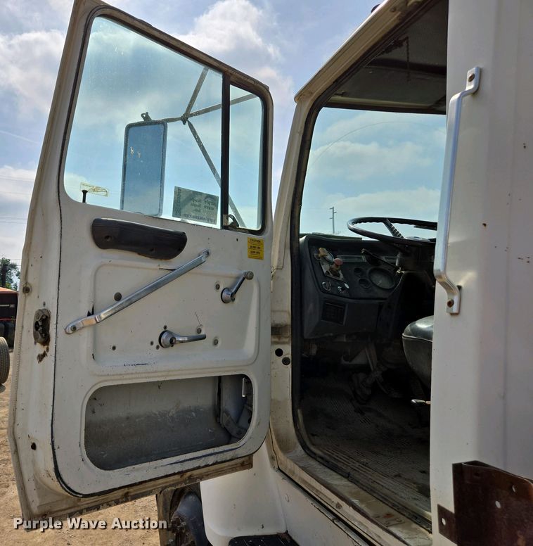 image for item EC0943 1989 Ford L7000 fuel / lube truck