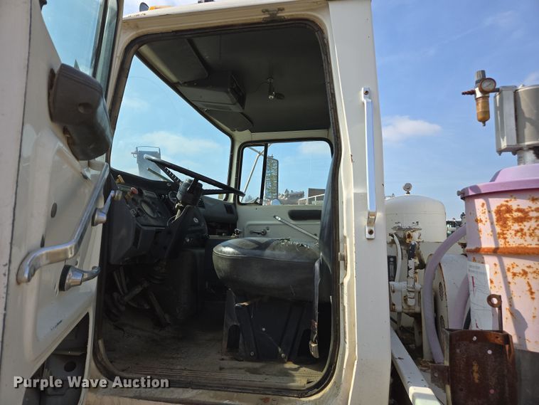 image for item EC0943 1989 Ford L7000 fuel / lube truck