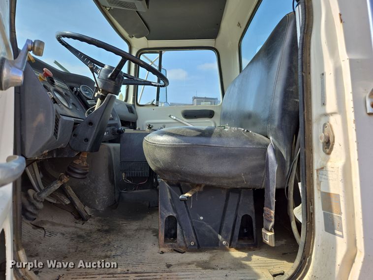 image for item EC0943 1989 Ford L7000 fuel / lube truck