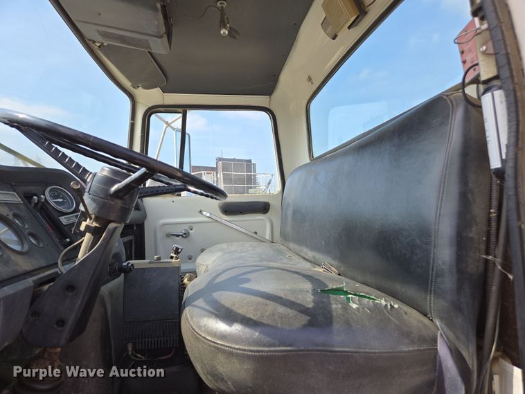 image for item EC0943 1989 Ford L7000 fuel / lube truck