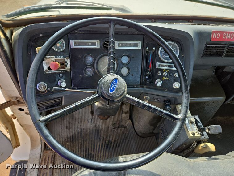 image for item EC0943 1989 Ford L7000 fuel / lube truck