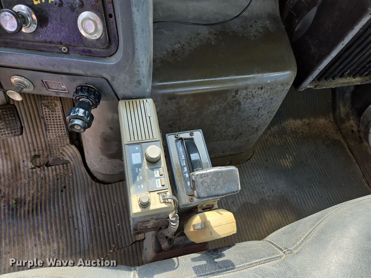 image for item EC0943 1989 Ford L7000 fuel / lube truck