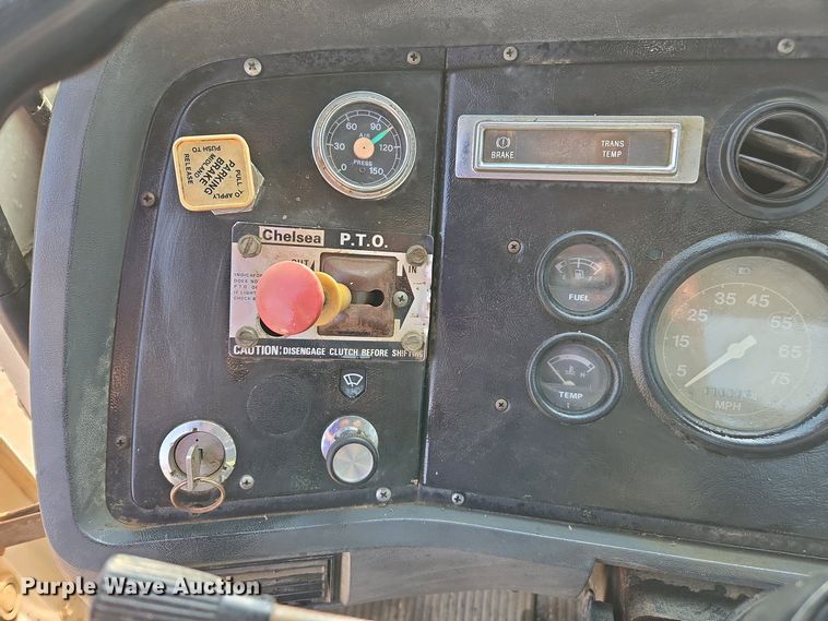 image for item EC0943 1989 Ford L7000 fuel / lube truck