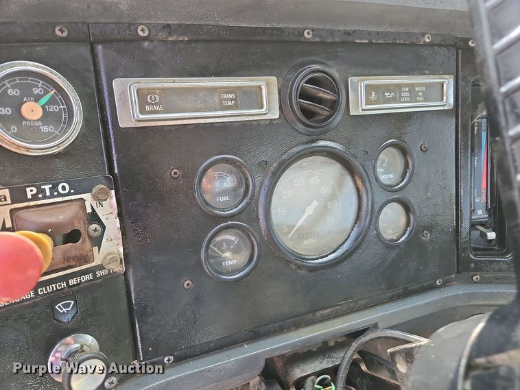 image for item EC0943 1989 Ford L7000 fuel / lube truck