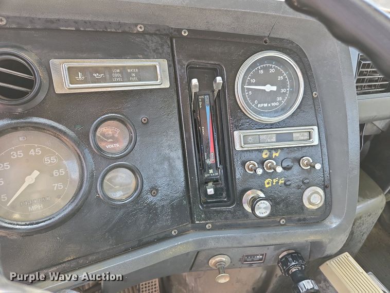 image for item EC0943 1989 Ford L7000 fuel / lube truck