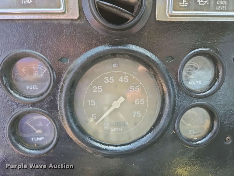 image for item EC0943 1989 Ford L7000 fuel / lube truck