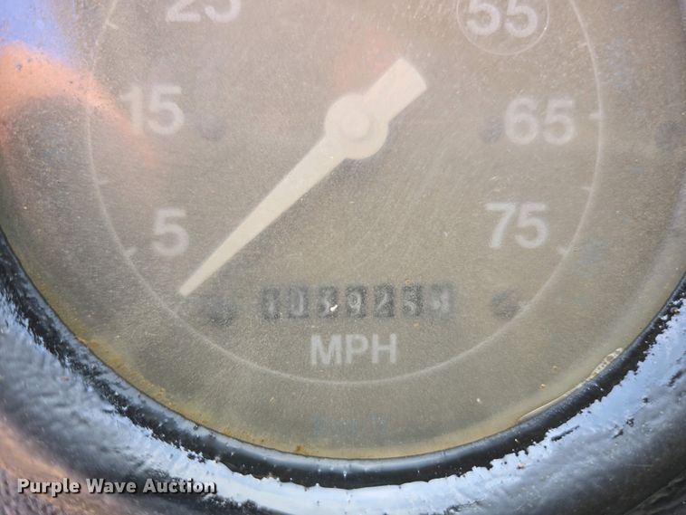 image for item EC0943 1989 Ford L7000 fuel / lube truck